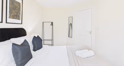 Stylish Cheltenham Apartment | Spacious | Parking