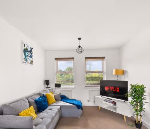Spacious 3BR House in Reading with Parking, Garden & WiFi – Sleeps 7