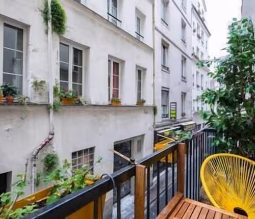 Le Marais Terrace Retreat – A Charming Parisian Hideaway