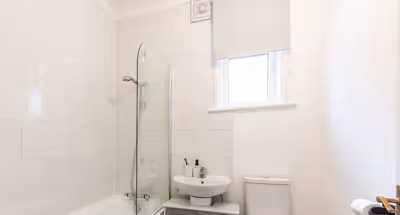 Spacious 5BR Contractor House Near City Centre with Parking