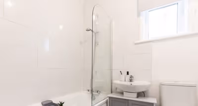Spacious 5BR Contractor House Near City Centre with Parking