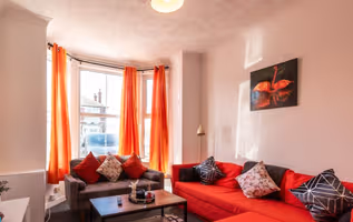 Spacious 5BR Contractor House Near City Centre with Parking
