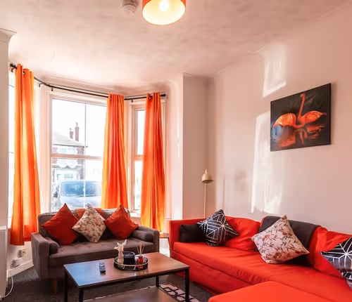 Spacious 5BR Contractor House Near City Centre with Parking