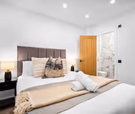 Stylish Four Bedroom House - Garden - Parking