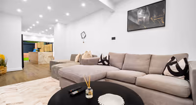 Stylish Four Bedroom House - Garden - Parking