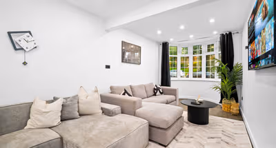 Stylish Four Bedroom House - Garden - Parking
