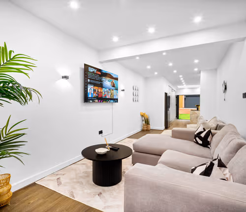 Stylish Four Bedroom House - Garden - Parking