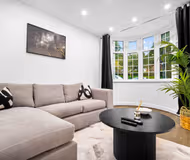 Stylish Four Bedroom House - Garden - Parking