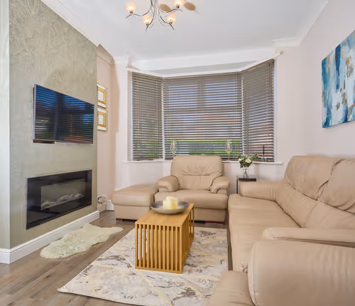 Birch Barn Retreat Spacious 4BR House with FREE Parking Sleeps 6
