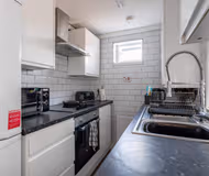 Spacious 4BR Home with Parking, Sleeps 8, Preston