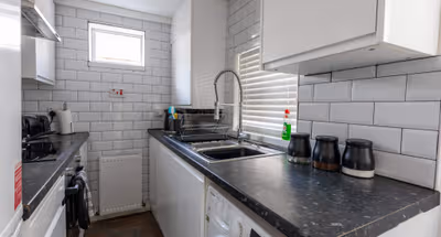 Spacious 4BR Home with Parking, Sleeps 8, Preston