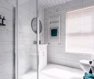 Spacious 4BR Home with Parking, Sleeps 8, Preston