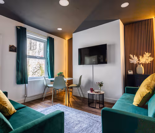 Spacious 4BR Home with Parking, Sleeps 8, Preston