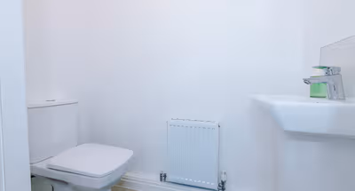 Modern 4BR Home in Preston, Parking, Sleeps 8