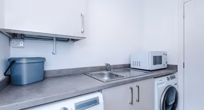 Modern 4BR Home in Preston, Parking, Sleeps 8