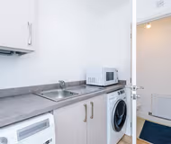 Modern 4BR Home in Preston, Parking, Sleeps 8