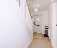 Modern 4BR Home in Preston, Parking, Sleeps 8