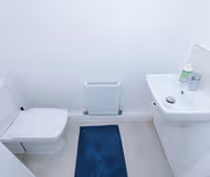 Modern 4BR Home in Preston, Parking, Sleeps 8