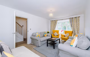 Modern 4BR Home in Preston, Parking, Sleeps 8