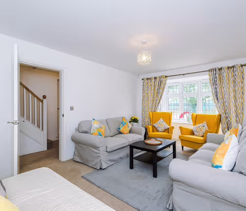 Modern 4BR Home in Preston, Parking, Sleeps 8
