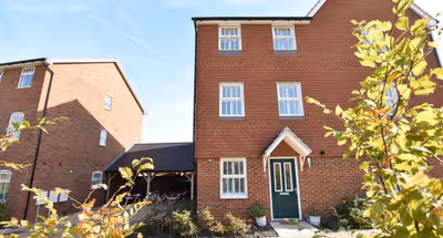 Spacious 4 Bed Family Home With Parking Overlooking The Park
