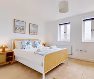 Spacious 4 Bed Family Home With Parking Overlooking The Park