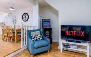 Comfortable 4BR Home Near City Centre with Free Parking