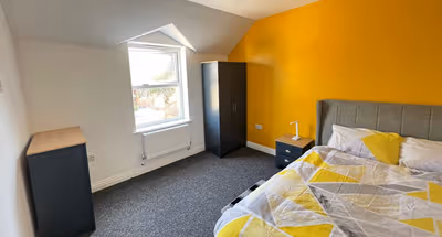 Home with 7 En-Suites & 4 Kitchens in Reading