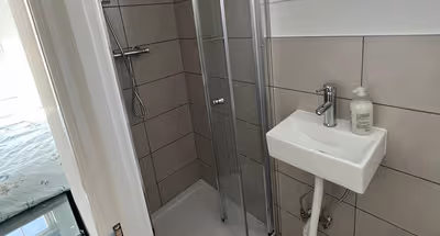 Home with 7 En-Suites & 4 Kitchens in Reading