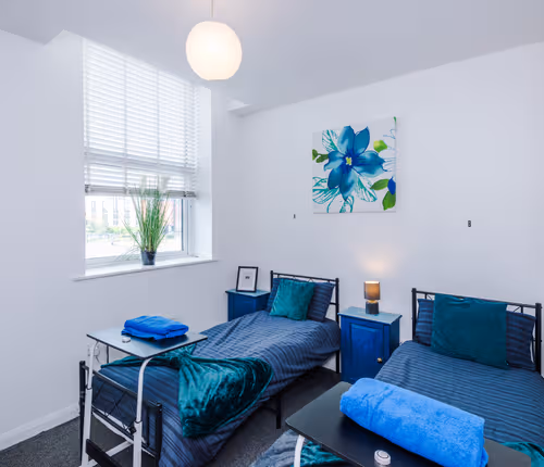 3-Bed Salford Apartment · Free Parking · 12 Mins to City Centre