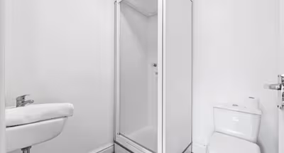 Large Modern Leeds Stay w/8 Private Ensuite Studio