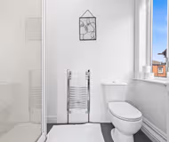 Large Modern Leeds Stay w/8 Private Ensuite Studio