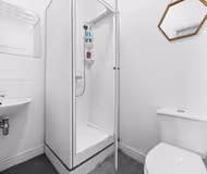 Large Modern Leeds Stay w/8 Private Ensuite Studio
