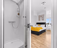 Large Modern Leeds Stay w/8 Private Ensuite Studio