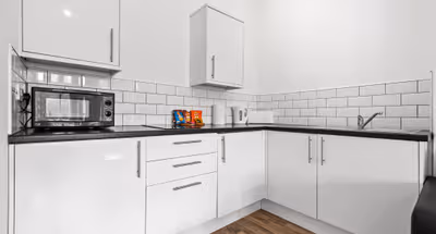 Cosy Leeds Studio Ensuite | Kitchenette