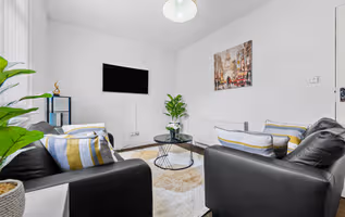 Cosy Leeds Studio Ensuite | Kitchenette