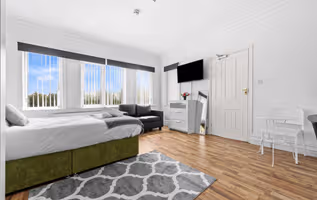 Leeds City Studio Stay | Ensuite & Kitchenette
