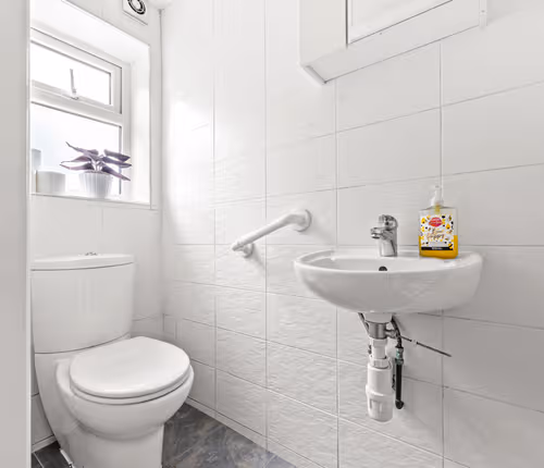 Modern & Spacious 4-Bedroom Residence in Crumpsall