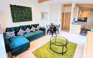 Luxury Central Penthouse: 2 Bed, secure parking