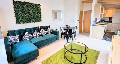 Luxury Central Penthouse: 2 Bed, secure parking
