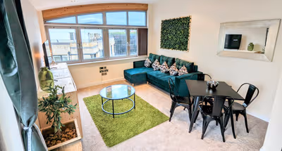 Luxury Central Penthouse: 2 Bed, secure parking