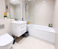 Modern River View Woolwich Flat with Balcony & Gym