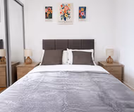 Modern River View Woolwich Flat with Balcony & Gym