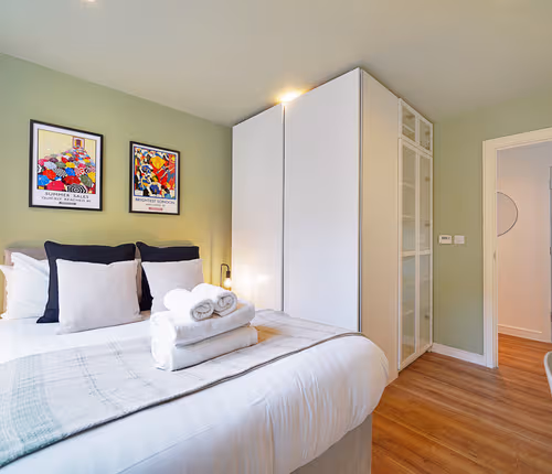 2 Bedroom House - 200 Enterprise Way | Large Balcony overlooking River near Station