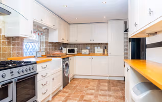 2 Pound Cottage