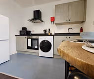 Modern 1BR Business Stay with Fast WiFi