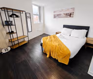 Modern 1BR Business Stay with Fast WiFi