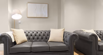 Stylish 5 Bed Nr Warner Bros- Parking