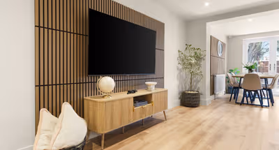 Stylish 5 Bed Nr Warner Bros- Parking