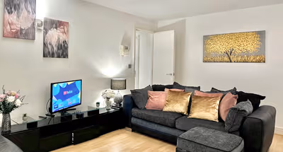Aldgate East Apartment with rooftop Terrace access
